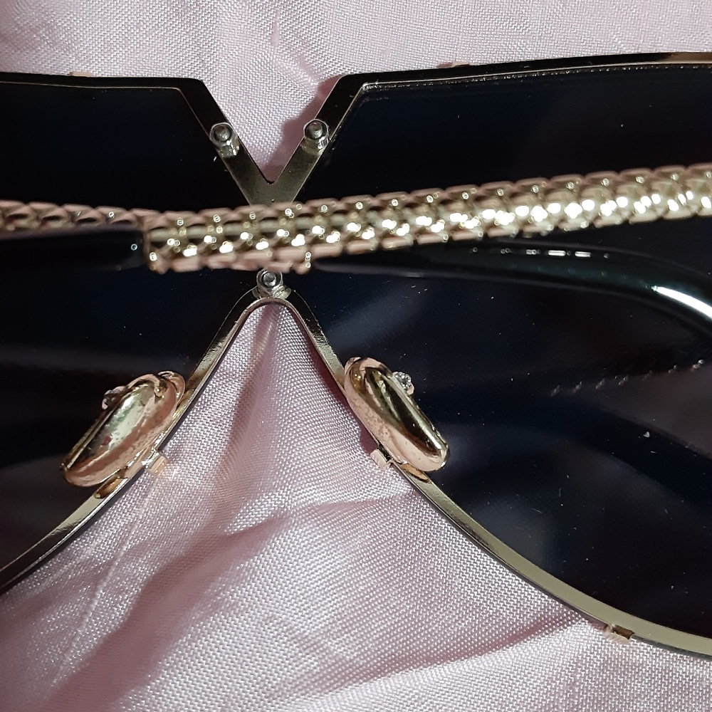 LOUIS VUITTON SUNGLASSES - Picture 8 of 11
